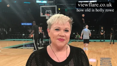 how old is holly rowe